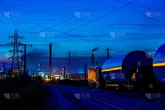 农村炼油厂的夜景