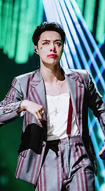帅哥张艺兴台上演出精彩摄影手机壁纸