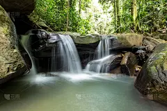 热带雨林中的瀑布
