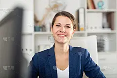 成年职场女性在工作场所使用笔记本电脑