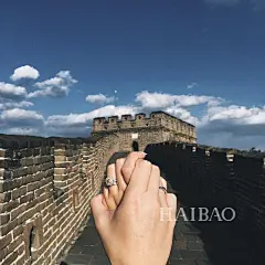 Arthur与Diona便是另一对喜爱旅游至世界各地的夫妻，不同于#Followmeto的背影照，他们直接以牵手的方式纪录着旅行中的沿途美景，从情人到夫妻，一起走访许多世界各地的城市，并在Instagram上以用户名为「Who's taking your hand」的帐号，与大家一同分享他们的美照。