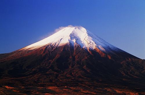 日本富士山不断发生异变 出现300米长裂...