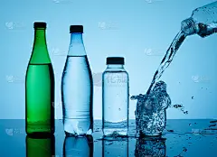 瓶子里有创意的溅水