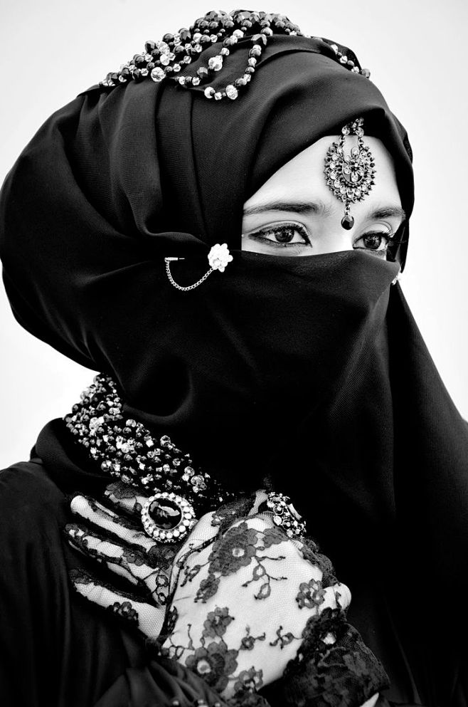 这种遮面黑寡妇一样的阿拉伯女袍好像是现代...