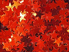 红星背景，五彩纸屑。亮片,星形的金属丝。节日的背景