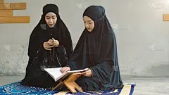 亚洲穆斯林妇女在家祈祷和跪拜