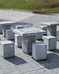 公园里的象棋桌。混凝土棋盘桌椅，现代极简主义建筑和设计。城市公园的休闲区