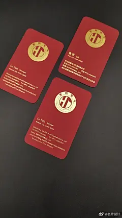 酒红色名片：适合喜欢红色、企业、自媒体、艺术行业
❤四角类型：圆角标准款 、成品尺寸：90*54 
❤印刷工艺:   双面烫金色 
❤纸张类别：0.4mm酒红触感
喜欢同款名片就和我聊聊吧​​​！
创意☆ 排版☆ 内容☆ 制作 
点赞并转发赠送100款美式商务名 ​​​​...展开全文c