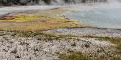 精益求精的间歇泉火山口