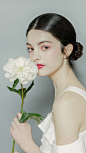 欧美手捧鲜花美女高清手机壁纸图片