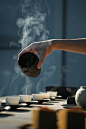 把热水倒在白杯上的人