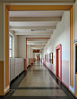 空荡荡的学校走廊