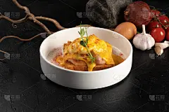 吐司配培根和班尼迪克蛋。用水煮半熟鸡蛋、猪肉、烤面包和香料芝士酱做成的热早餐。
