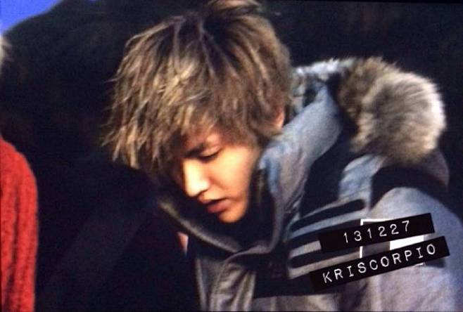131227
头发还是湿哒哒的Kris
...