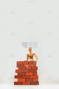 一个木制的人在他周围筑起一堵砖墙。自我隔离与冠状病毒的概念