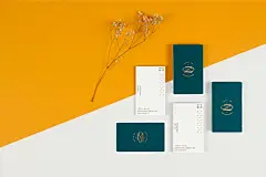 Zack Xu | Visual Identity System : Zack Xu 獨立攝影師「視覺識別系統設計」獨立攝影師Zack以婚紗攝影為主，主張用「心」專注的去捕捉每個當下，讓精緻唯美的風格與自然結合，在大自然中捕捉每一段婚姻的溫暖與驚喜。此作品是為Zack設計的品牌識別系統，主色調取自攝影作品裡常出現的暗綠色，表現優雅的品牌氣質，並以燙金點綴提升精緻感。而圖像標誌為「Z」和花邊意象的結合，也同時隱含Zack Xu中Z和X的形象。延伸物包含名片、信封、相本及公文夾。
