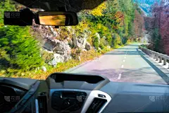 开车下山与标题的道路采取了挡风玻璃
