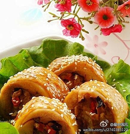 【香菇糯米鸡肉卷】香菇、红萝卜和鲜笋洗净...