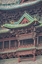 【山西介休祆xiān神楼】介休是中国的琉璃之城，也是山西省古建筑密集之县。现在的祆神楼是清代建筑，全国现存唯一的拜火教木构建筑，三重檐歇山顶，楼高25米，造型别致。楼身瓦件脊饰全为五颜六色的琉璃制品，极为瑰丽壮观。 ​​​​