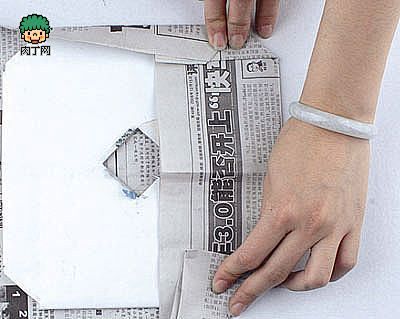 旧报纸制作个性纸巾盒