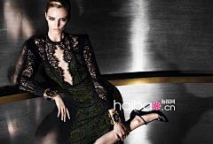 【图】冷艳性感炫目金属色！古驰(Gucci) 2013早秋广告大片，达丽雅·斯托寇思 (Daria Strokous) 演绎_Gucci_海报时尚网
古驰(Gucci) 2013早秋广告大片，闪烁冷艳金属光泽。搭配极简背景营造神秘古驰(Gucci) 女郎性感撩人一面。蕾丝礼服，竹节手柄突显的柔美融入金属配饰、皮革单品坚硬帅气氛围中，呈现冲突美学效果。墨绿丝绒材质和细跟玛丽珍鞋，同样将“时尚金属”蕴含浓郁复古怀旧气息。

了解更多 http://www.haibao.com/article/15274