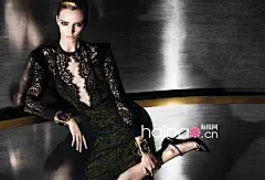 【图】冷艳性感炫目金属色！古驰(Gucci) 2013早秋广告大片，达丽雅·斯托寇思 (Daria Strokous) 演绎_Gucci_海报时尚网
古驰(Gucci) 2013早秋广告大片，闪烁冷艳金属光泽。搭配极简背景营造神秘古驰(Gucci) 女郎性感撩人一面。蕾丝礼服，竹节手柄突显的柔美融入金属配饰、皮革单品坚硬帅气氛围中，呈现冲突美学效果。墨绿丝绒材质和细跟玛丽珍鞋，同样将“时尚金属”蕴含浓郁复古怀旧气息。

了解更多 http://www.haibao.com/article/15274