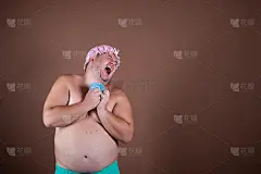 洗澡的搞笑胖子。