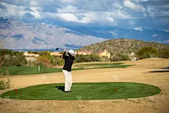 退休妇女在亚利桑那州图森打高尔夫球