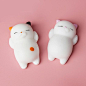 Have fun squishing these chubby cats made of silicone, ideal for any age, these lazy cats have fun colors, choose your favorite. You can use it as a stress ball too!!! Features: - Mini Squishy Cat - Healing Stress Relieving - office pressure release, home