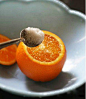 【最好的止咳方法——盐蒸橙子】
做法： 
1、彻底洗净橙子，可在盐水中浸泡一会儿；
2、将橙子割去顶，就象橙盅那样的做法；
3、将少许盐均匀撒在橙肉上，用筷子戳几下，便于盐份渗入；
4、装在碗中，上锅蒸，水开后再蒸大约十分左右；
5、取出后去皮，取果肉连同蒸出来的水一起吃。