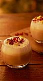Vanilla Cappuccino
バニラ カプチーノ


スターバックス ヴィア® クリスマス ブレンド1本を大さじ2杯のお湯で溶かします。
バニラシロップ大さじ1杯をマグに入れ、①のコーヒーを注ぎます。
温めたミルク120mlをしっかり泡立てて一気に②のカップに注ぎます。
ミルクの泡の上にバニラパウダーをかけます。

ミルクはしっかり泡立てましょう。

クリスマスシーズンに合わせて、デコレーションして楽しみましょう。