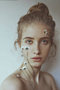 Marta Bevacqua，1989年出生的意大利年轻女摄影师。擅长拍摄带有浓烈情绪且故事性十足的人像作品。虽然年轻，她却有长达7年的职业摄影经历，她作品的灵感大都来自于书籍，然后再用摄影去阐释她心中的那个世界。　O网页链接