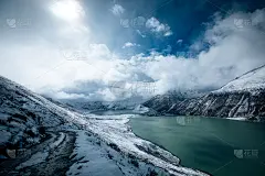 在冬天的一天，在下雪的高海拔山路上驾驶汽车_5093572534
