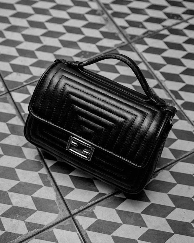 Fendi Micro双层长方形皮革包