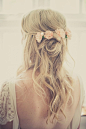 新娘发型鲜花+来自：婚礼时光——关注婚礼的一切，分享最美好的时光。#新娘发型#