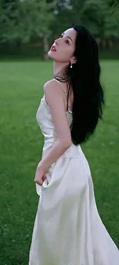 哈尼克孜 户外 草地 美女 手机 桌面 壁纸_彼岸手机壁纸