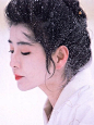 吉永小百合（Sayuri Yoshinaga），1945年03月13日生于东京，本名冈田小百合。在当今日本影坛，她是享誉最高的女影星之一，有“国民演员”之盛誉，同时也是世界影坛上一位有影响的人物。