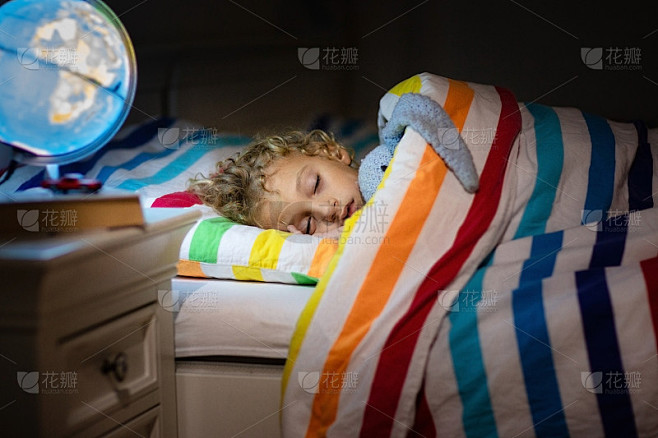 孩子晚上睡觉。孩子们睡觉了。