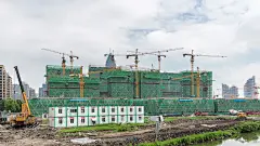 在现代城市的市中心新建工地。延时