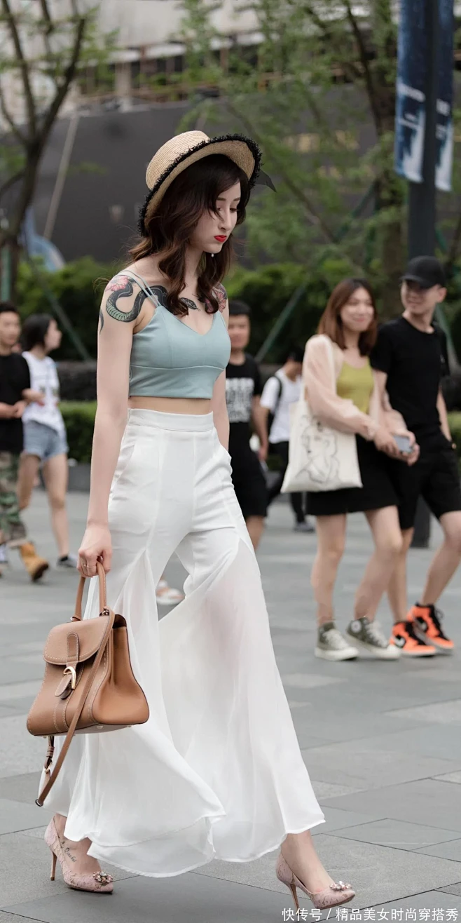 美女这身穿搭太潮气，高挑的身材，走路很带...