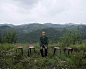 陕西省靖边县刘界庄村，68岁的贺爱良在家附近的山顶上（8月25日摄）。贺爱良的老伴去世多年，3个孩子在外面打工。