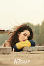 李沁 受邀NTSnap于京郊拍摄了一组时尚大片。李沁造型秋冬感十足，在自然景色中化身不羁的荒野少女，各种风格切换自如，红唇魅惑，尽显摩登潮流风尚。 ​​​​