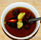 对付咳嗽的食疗妙招——1.伤风咳嗽：红塘姜枣汤；2.风寒咳嗽：萝卜葱白、白萝卜蜂蜜；3.肺热咳嗽：无花果冰糖水；4. 止咳消肿：奶汤锅子鱼；5.久咳咽干：蜂蜜蒸白梨；6.止咳祛痰：萝卜胡椒；7.化痰平喘：豆腐糖、糖淹橘皮；8.咳嗽肺痈：鲜梨贝母；9.夜咳：芝麻冰糖水；10.补虚止咳：糖水冲鸡蛋。