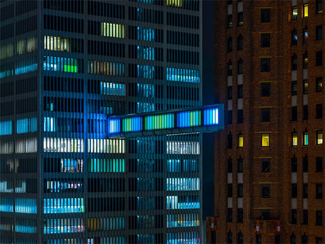 楼宇之间的彩色光芒|底特律天桥_LIGH...