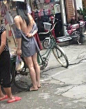 下楼买东西，遇到单身女邻居