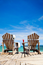 chairs on tropical coast_创意图片