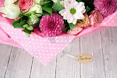送花给妈妈的节日惊喜。一张小卡片上写着“致妈妈”。