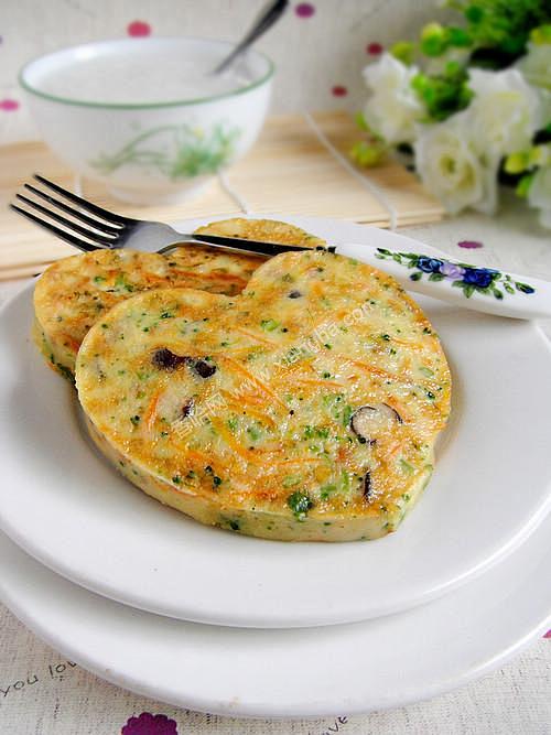 [田园鸡蛋饼]用料：鸡蛋、香菇、西兰花、...