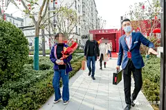 直击菏泽“网红”楼盘交房首日：张灯结彩似过年，业主直呼太贴心！_广州路 : 在交房现场，还设置了全家福拍摄处，记录第一次回家瞬间留住记忆， 用照片记录美好，记录幸福。每一处草坪都有着“欢迎回家”字样，归家的温馨氛围让业主感叹：“必须要给开发企业点赞，感觉我的家就在公园里，而…