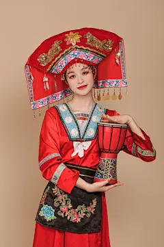 壮族少女击鼓少数民族服饰女性人物摄影图